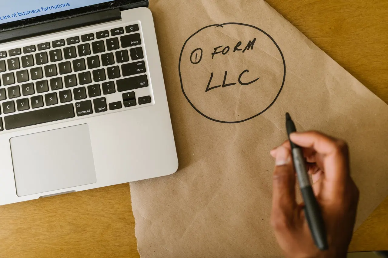 Freelance Permit vs Company License in the UAE